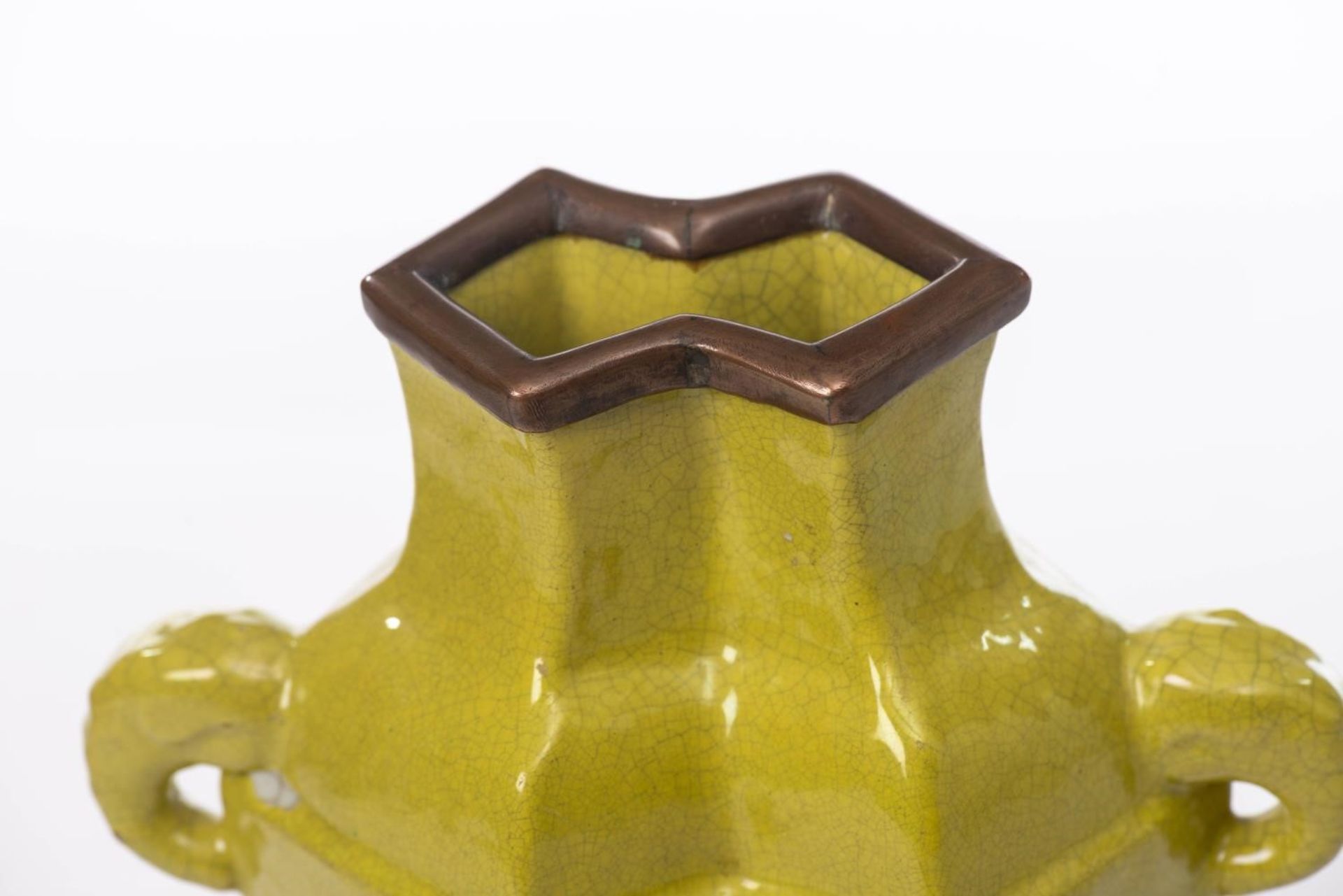Vase en porcelaine de Chine en forme de double losange, glaçure jaune moutarde [...] - Bild 5 aus 9