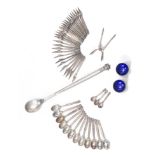 Lot d'argenterie danoise Georg Jensen, comprenant: 30 piques, 1 pince à sucre, 3 [...]