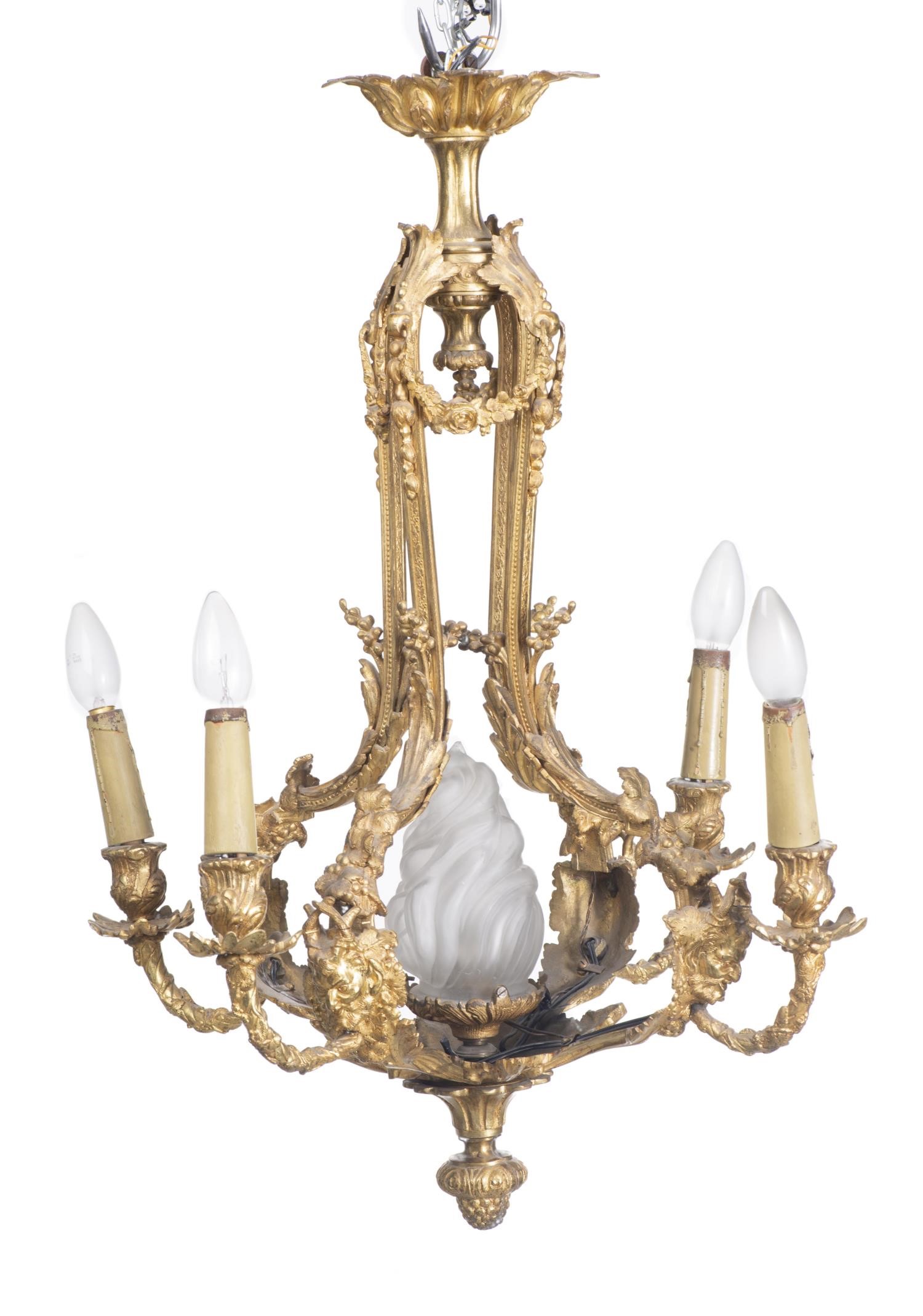 Lustre à cinq feux en bronze et bras cambrés décorés de têtes de satyres, de [...]