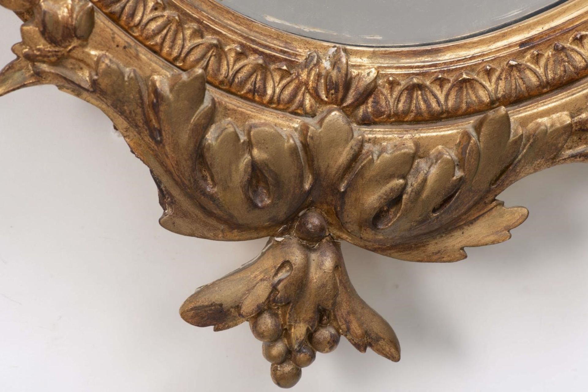 Miroir en bois et stuc doré à décor au sommet d'un ruban et de feuilles d'acanthe [...] - Bild 3 aus 4