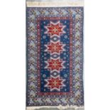 Tapis du Caucase (Daghestan) à motif principal composé de quatre étoiles à fond [...]