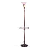Lampe en bois sur pied avec plateau central et coupelle en verre rose opalescent H. [...]