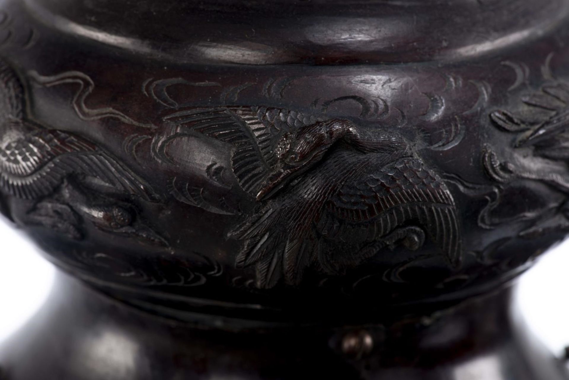Vase cornet en bronze à panse à deux têtes d'éléphant avec décor d'oiseaux et [...] - Bild 5 aus 7