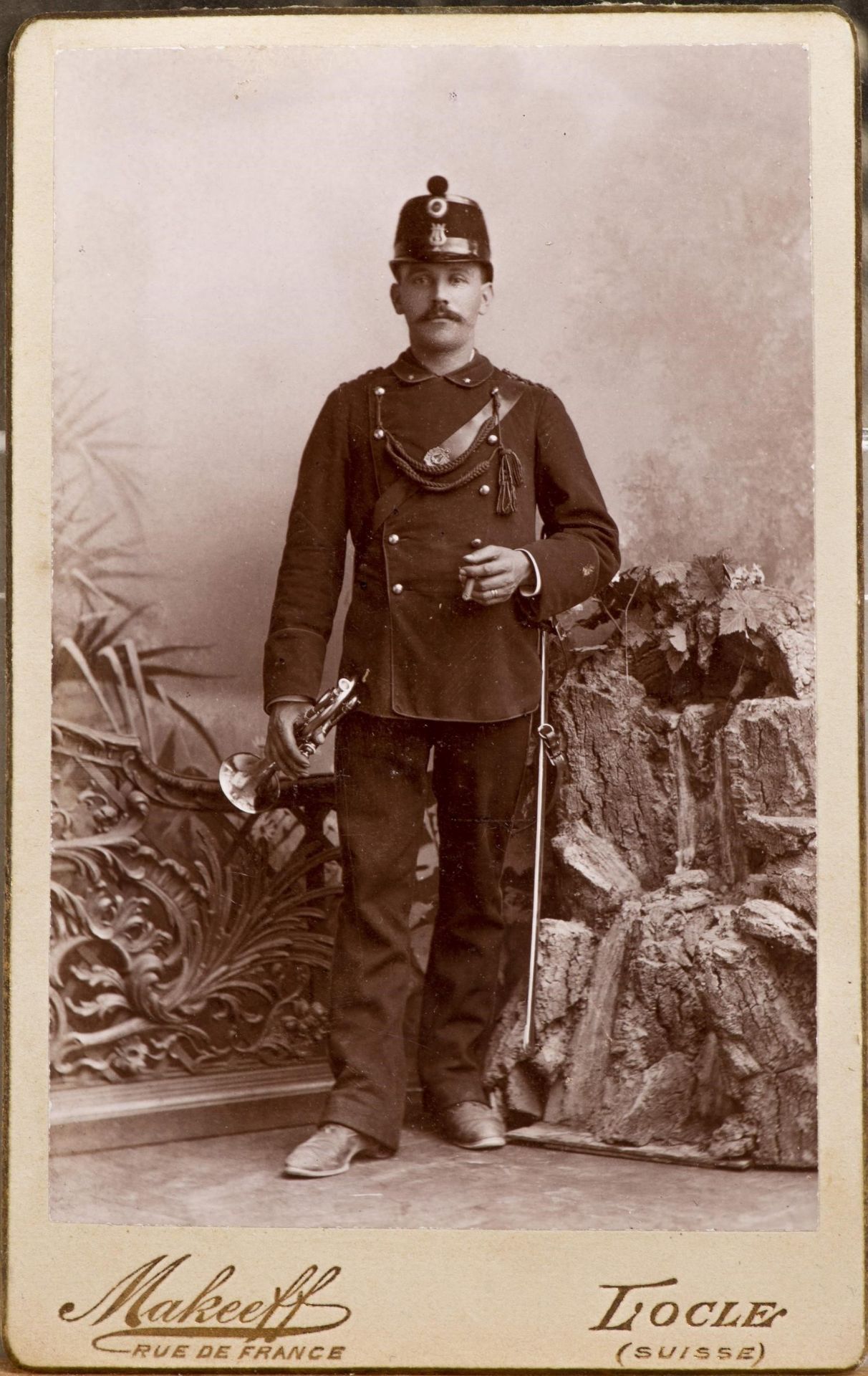 Deux photographies par Nitsche à Lausanne sbd et daté 1897 "Portrait d'un militaire [...] - Bild 5 aus 5