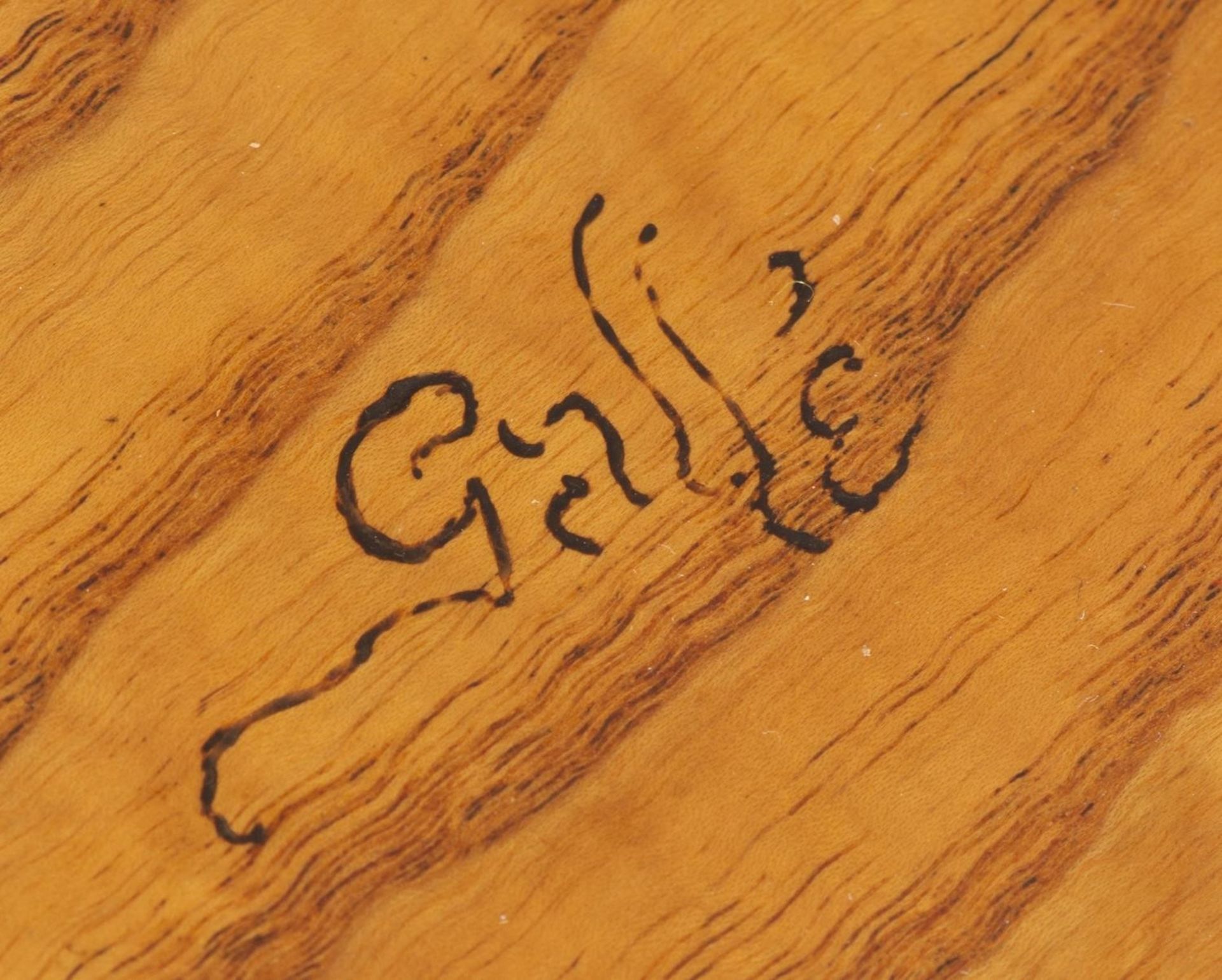 Emile Gallé (1846-1904), quatre tables gigognes à plateaux marquetés, l'un à [...] - Bild 4 aus 9