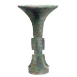 Bronze rituel Gu à patine à concrétions vertes, Dynastie Shang (13e s AV J-C) [...]