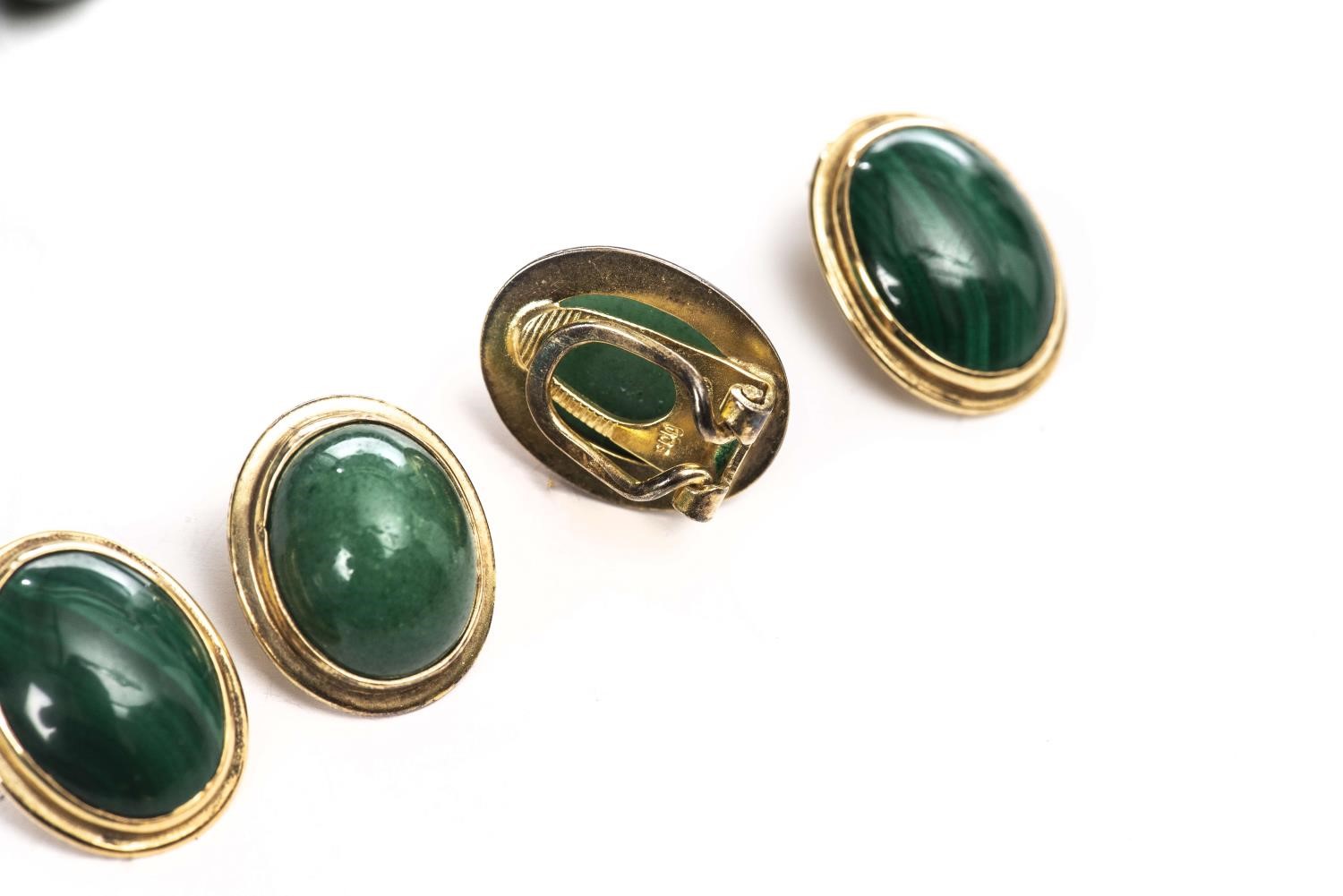 Lot de bijoux en jade et malachite comprenant : - Collier de perles en jade vert [...] - Image 5 of 23