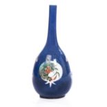 Vase en porcelaine à décor en famille verte sur fond bleu poudré, forme bouteille [...]