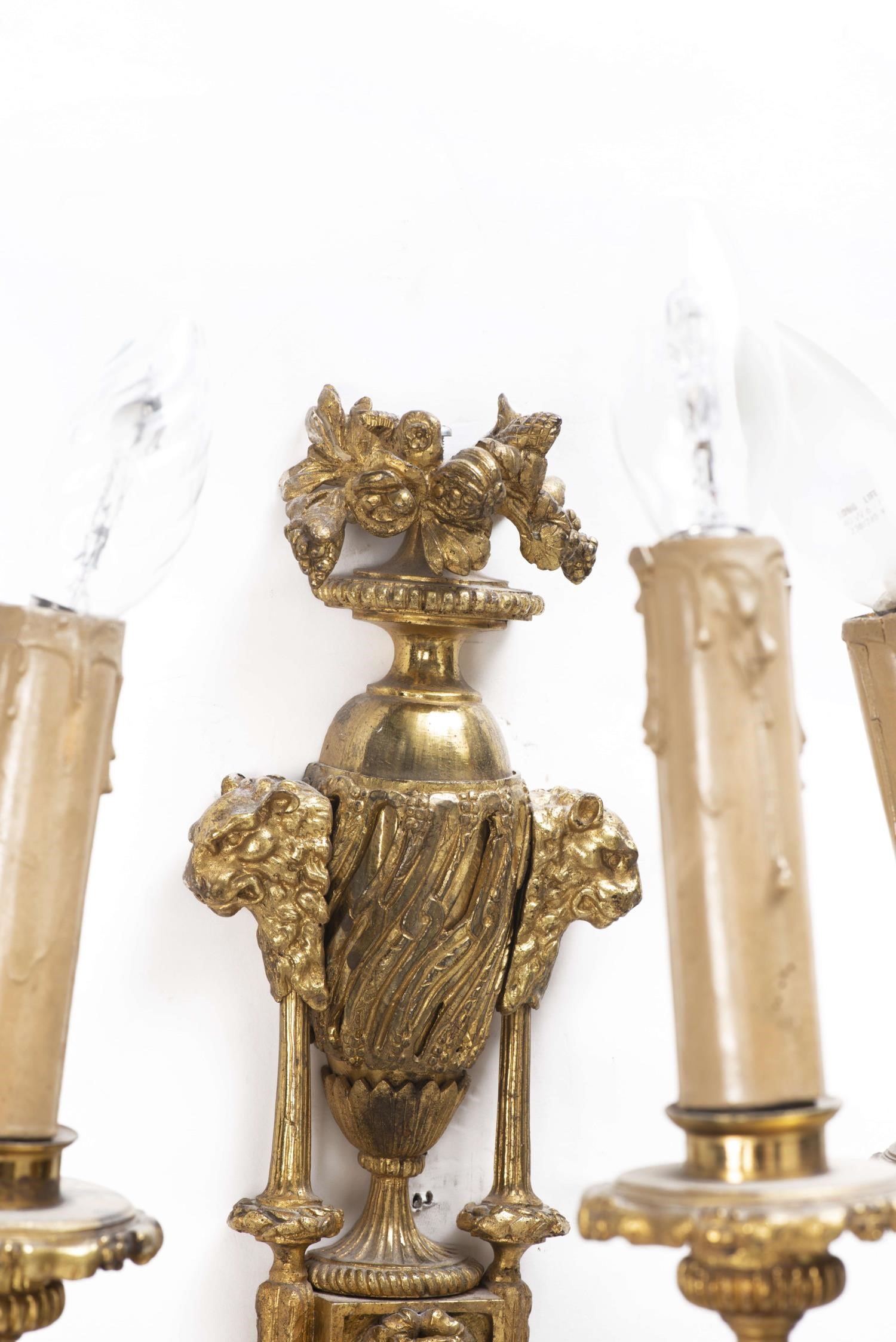 Paire d'appliques en bronze doré ciselé à trois bras de lumière à décor d'un [...] - Image 7 of 12