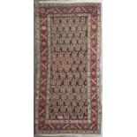 Tapis du Caucase Shirvan à motif répétitif sur champ principal brun d'oiseaux [...]