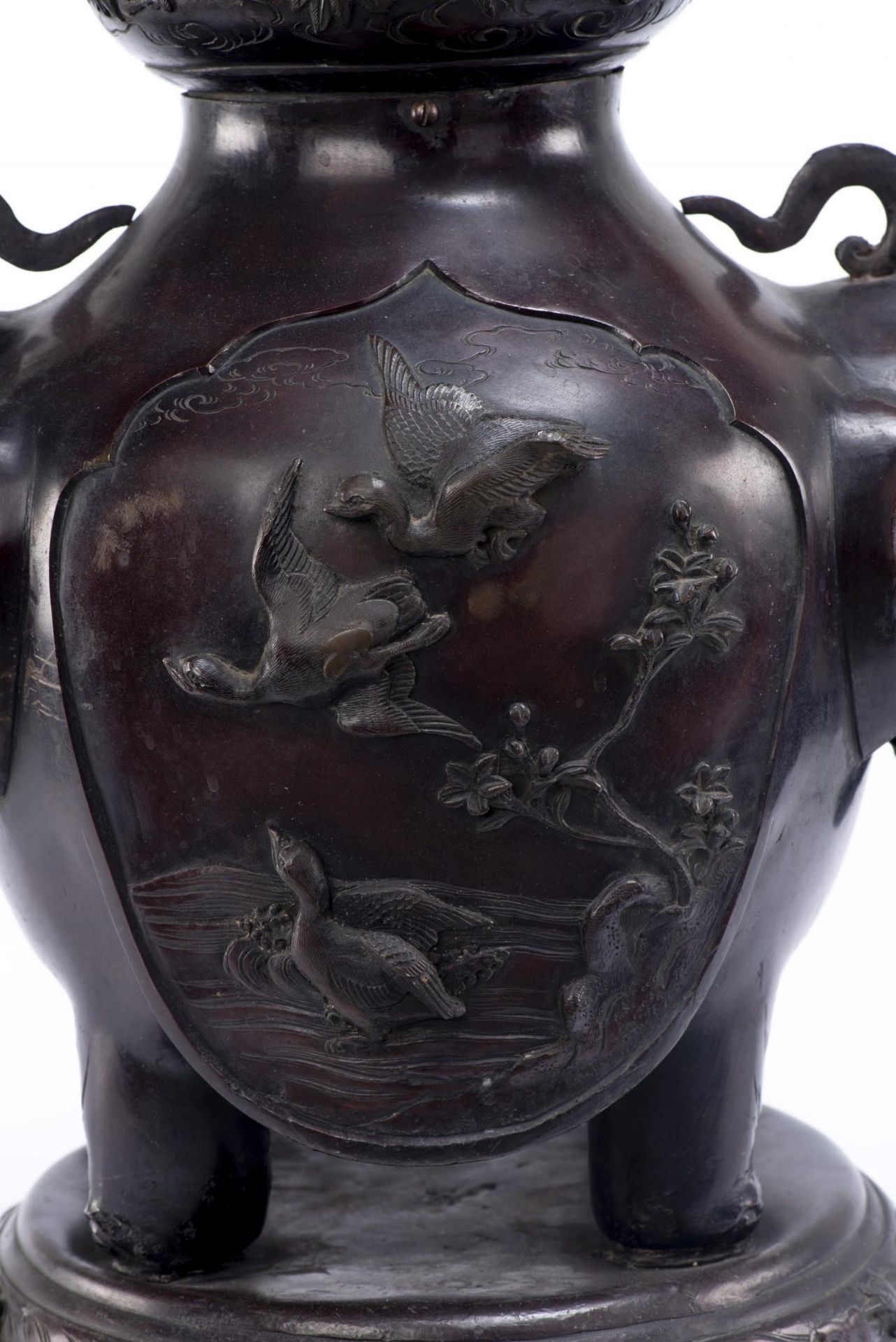 Vase cornet en bronze à panse à deux têtes d'éléphant avec décor d'oiseaux et [...] - Bild 4 aus 7