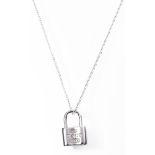 Tiffany & Co, pendentif cadenas en argent .925 avec chaîne H. 2.1x1.4x0.6 cm Poids : [...]