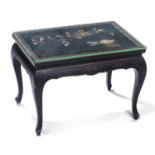 Petite table basse en laque de Chine noire à plateau incrusté de nacre et d'ivoire [...]