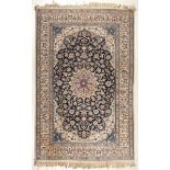 Tapis naïn en laine double médaillon central sur champ bleu et beige, champ [...]