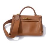 Hermès Paris, sac à main "Kelly" retourné en cuir Togo beige, une anse et [...]