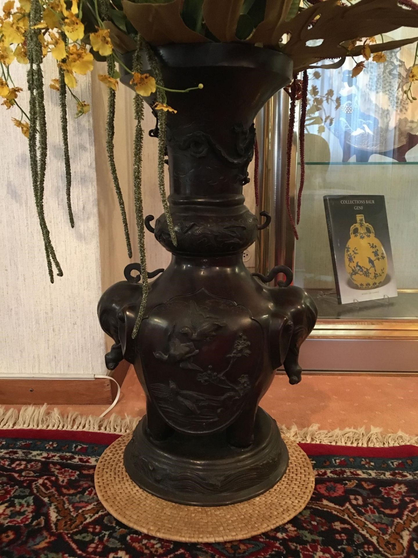 Vase cornet en bronze à panse à deux têtes d'éléphant avec décor d'oiseaux et [...]
