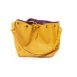 Louis Vuitton, sac à main Noé en cuir épi jaune, porté épaule, avec fermeture [...]