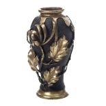 Vase en bronze à patine jaune sur fond granité noir à décor en haut relief d'un [...]