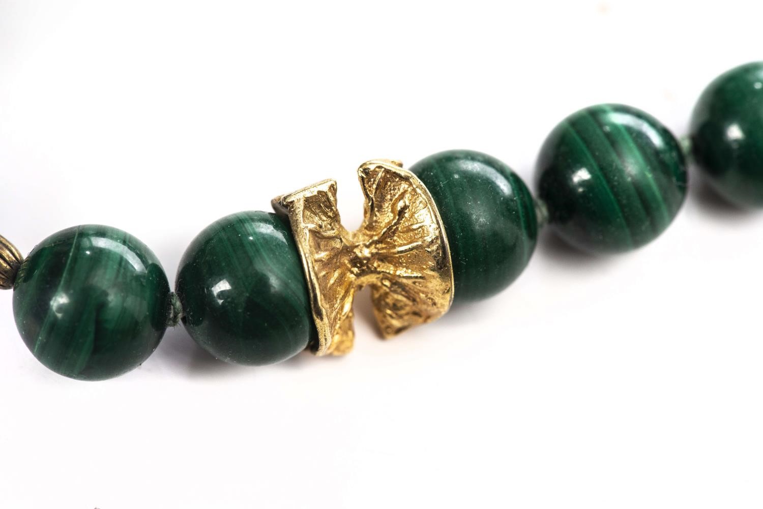 Lot de bijoux en jade et malachite comprenant : - Collier de perles en jade vert [...] - Image 13 of 23