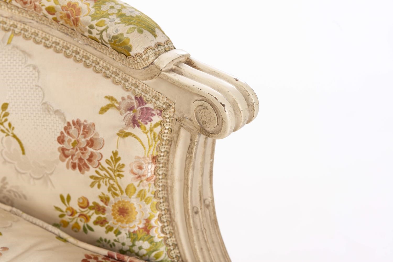 Paire de bergères de style Louis XVI rechampies en blanc, tissu à motifs floraux H. [...] - Image 8 of 11