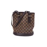 Louis Vuitton, sac cabas Bucket en toile damier, à deux anses en cuir brun et [...]