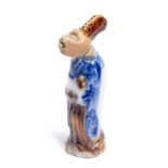 Netsuke en porcelaine à glaçure blanche, bleue et brune représentant un singe [...]