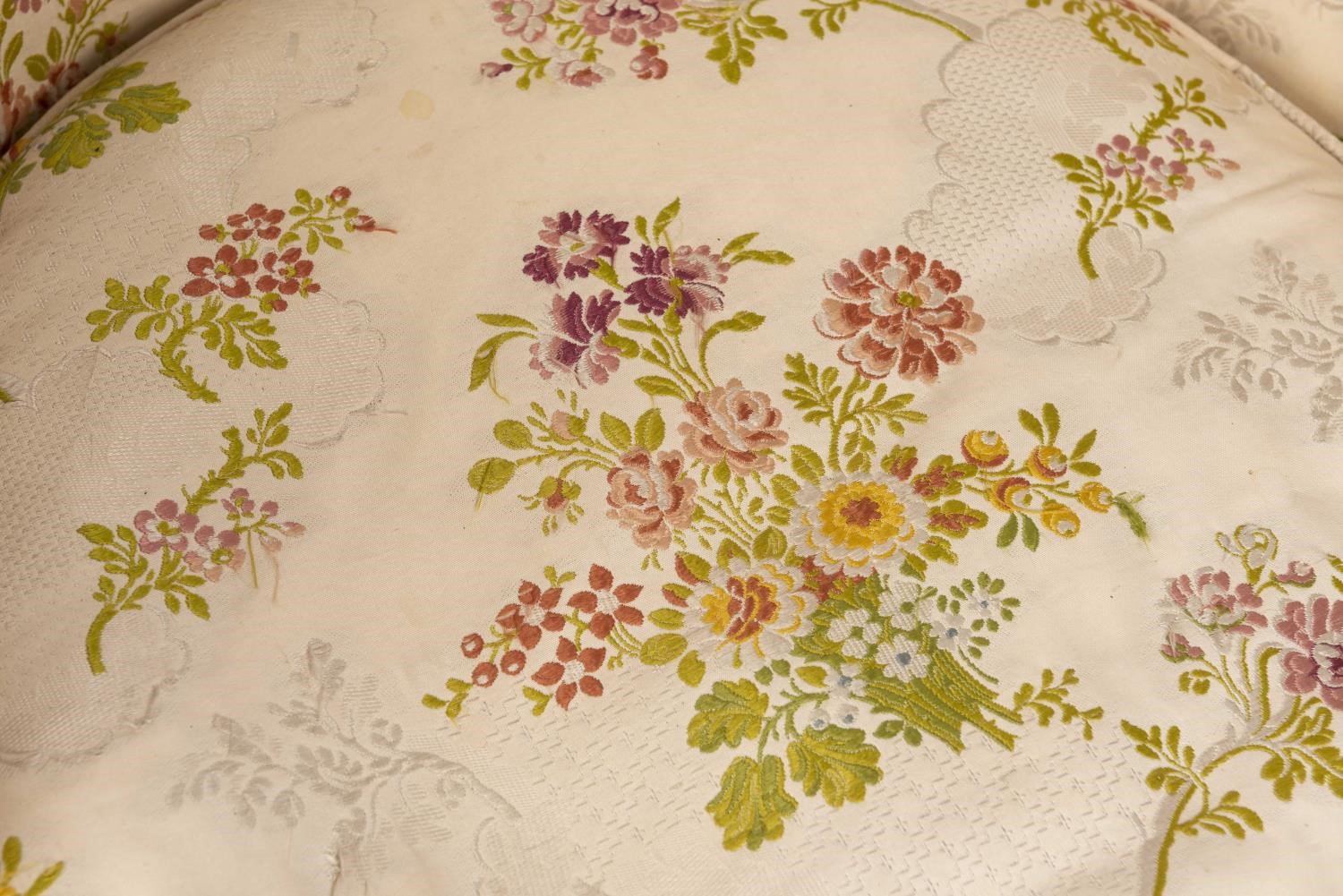 Paire de bergères de style Louis XVI rechampies en blanc, tissu à motifs floraux H. [...] - Image 6 of 11