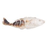 Okimono uniface en ivoire représentant un poisson. H. 5x16.5 cm Il ne sera [...]