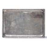 Plateau de service rectangulaire en argent .900 à décor de coquillages 42x28.1 cm [...]