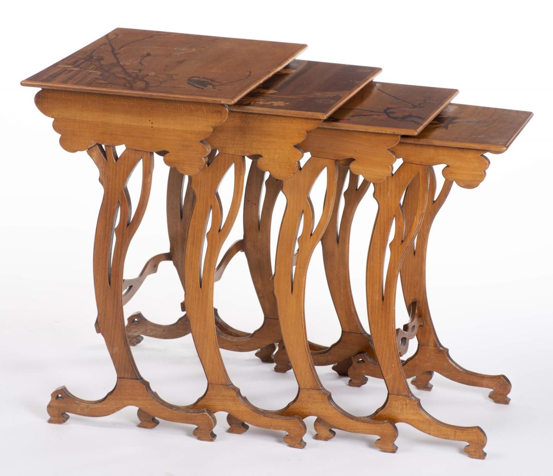 Emile Gallé (1846-1904), quatre tables gigognes à plateaux marquetés, l'un à [...] - Bild 2 aus 9