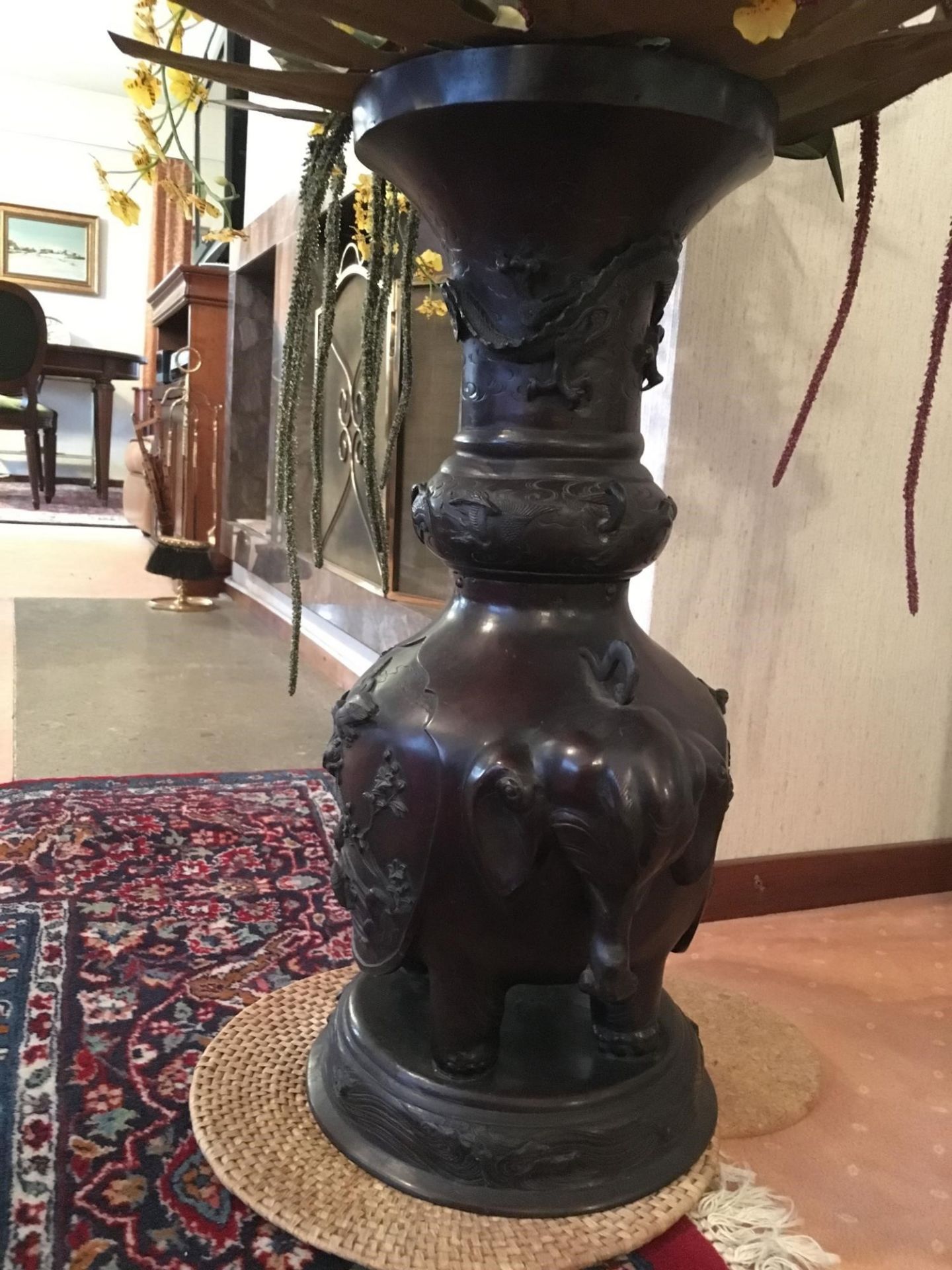 Vase cornet en bronze à panse à deux têtes d'éléphant avec décor d'oiseaux et [...] - Bild 2 aus 7