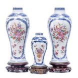 Trois vases en porcelaine de Chine de la Compagnie de Indes à décor de fleurs en [...]