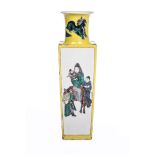 Vase carré en porcelaine de Chine à décor en famille jaune et famille verte de [...]