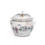 Pot avec couvercle en porcelaine de Chine à décor en famille rose de personnages, [...]