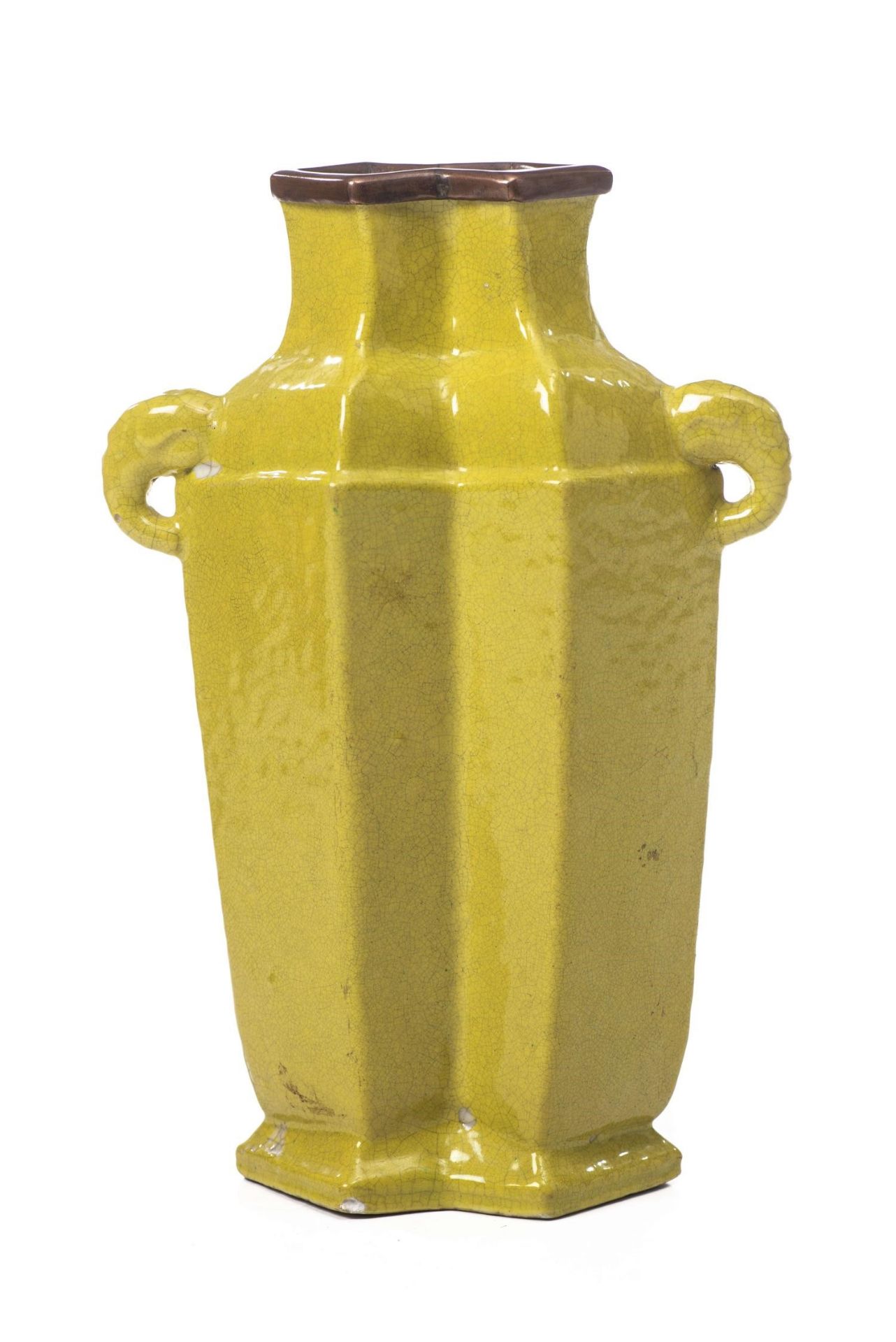 Vase en porcelaine de Chine en forme de double losange, glaçure jaune moutarde [...]
