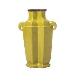 Vase en porcelaine de Chine en forme de double losange, glaçure jaune moutarde [...]