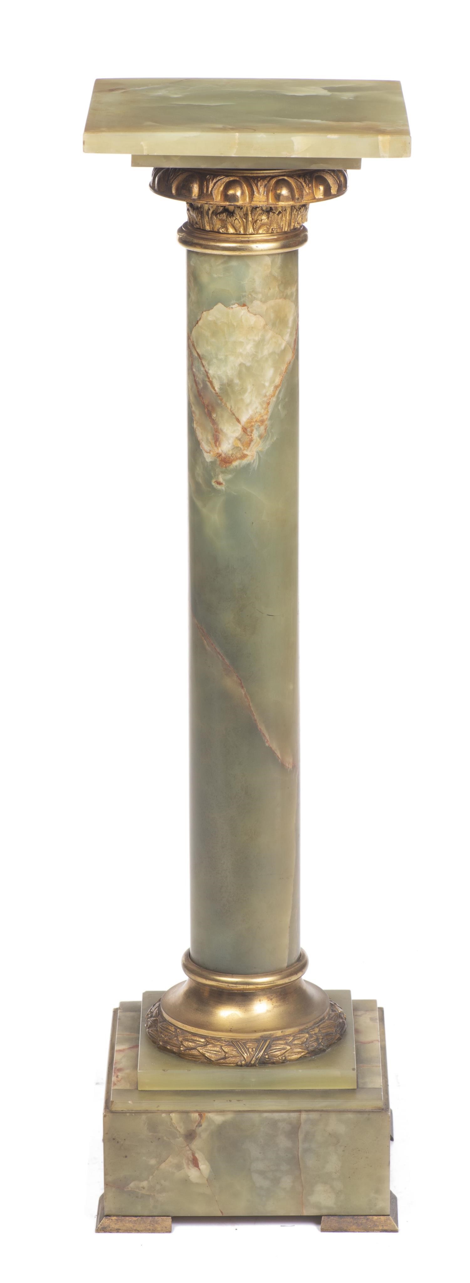 Colonne en onyx vert avec chapiteau et base en bronze doré H. 101.5x28x28 cm - - [...]