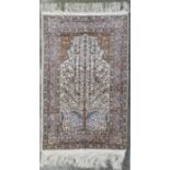 Tapis en soie de Chine à motifs d'arbre de vie avec six oiseaux sur champ principal [...]