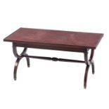 Table basse en bois avec pieds en X et embouts en laiton, plateau recouvert d'un cuir [...]