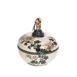 Pot couvert en porcelaine japonaise orné d'un netsuke en ivoire sur le couvercle [...]