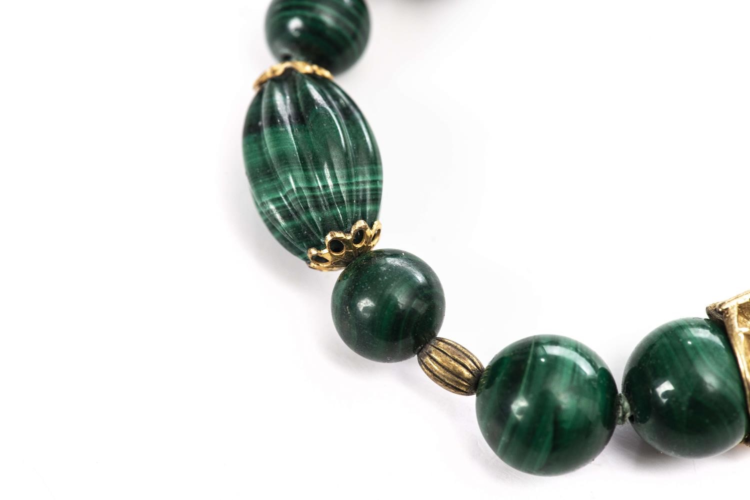 Lot de bijoux en jade et malachite comprenant : - Collier de perles en jade vert [...] - Image 14 of 23