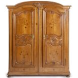 Armoire de mariage à deux portes en placage de merisier et corniche à moulures, le [...]