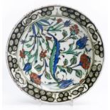 Plat creux Iznik XVIIe-XVIIIe céramique siliceuse à décor floral polychrome [...]