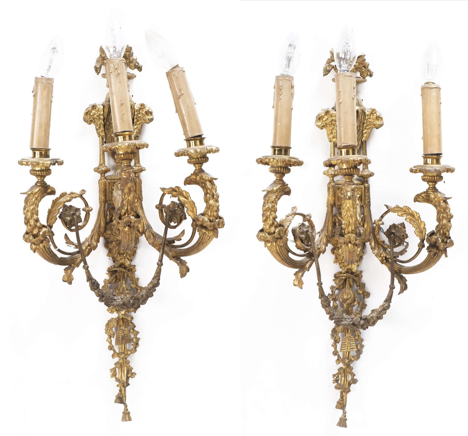 Paire d'appliques en bronze doré ciselé à trois bras de lumière à décor d'un [...]