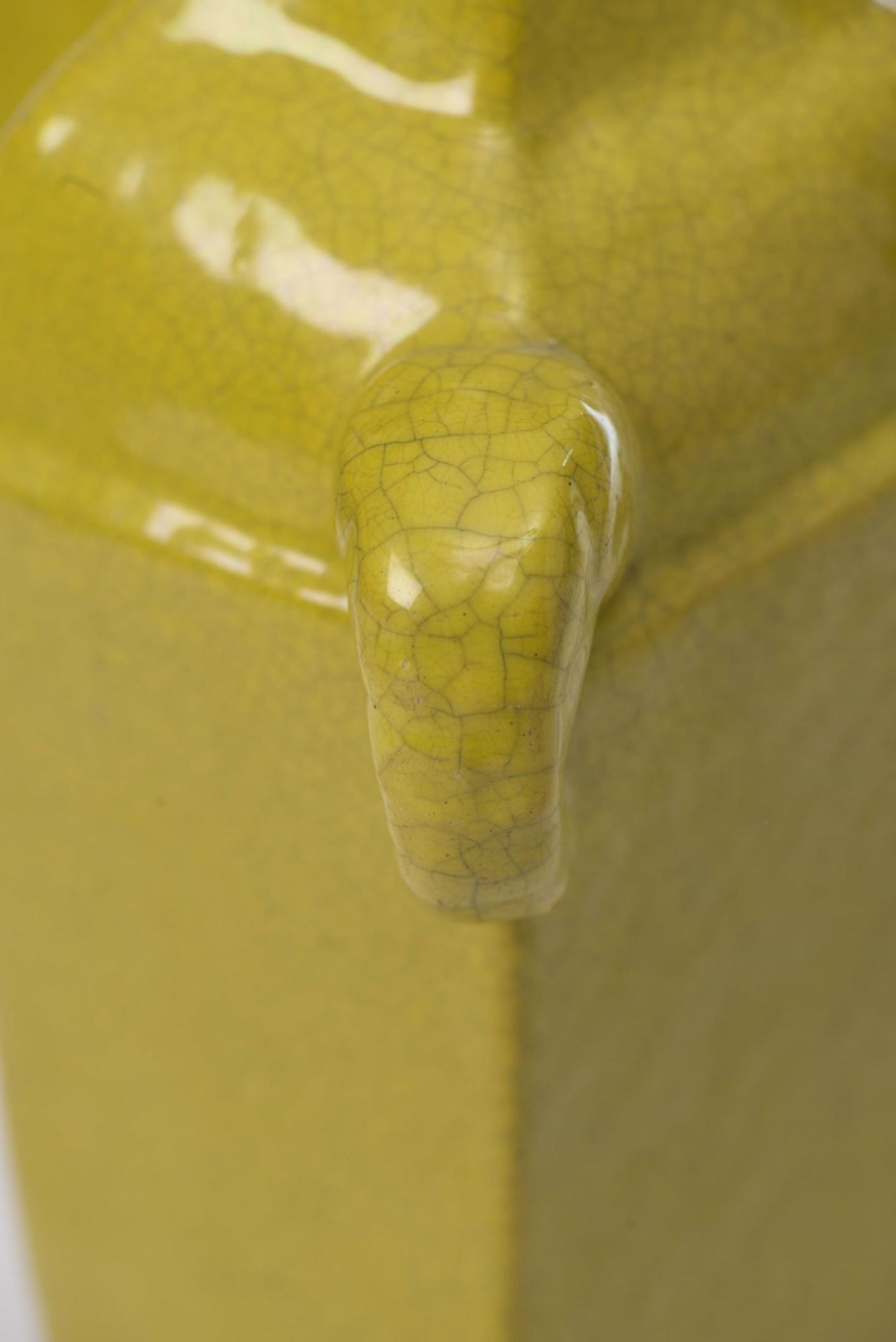 Vase en porcelaine de Chine en forme de double losange, glaçure jaune moutarde [...] - Bild 8 aus 9