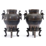 Paire de vases en régule sur 4 pieds accolés de deux phénix aux épaules, Chine [...]