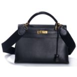 Hermès Paris, sac à main "Kelly" Sellier en cuir Clémence noir, une anse et [...]