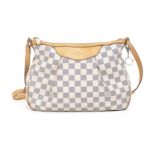 Louis Vuitton, sac à bandoulière Siracusa en toile damier azur et cuir naturel à [...]