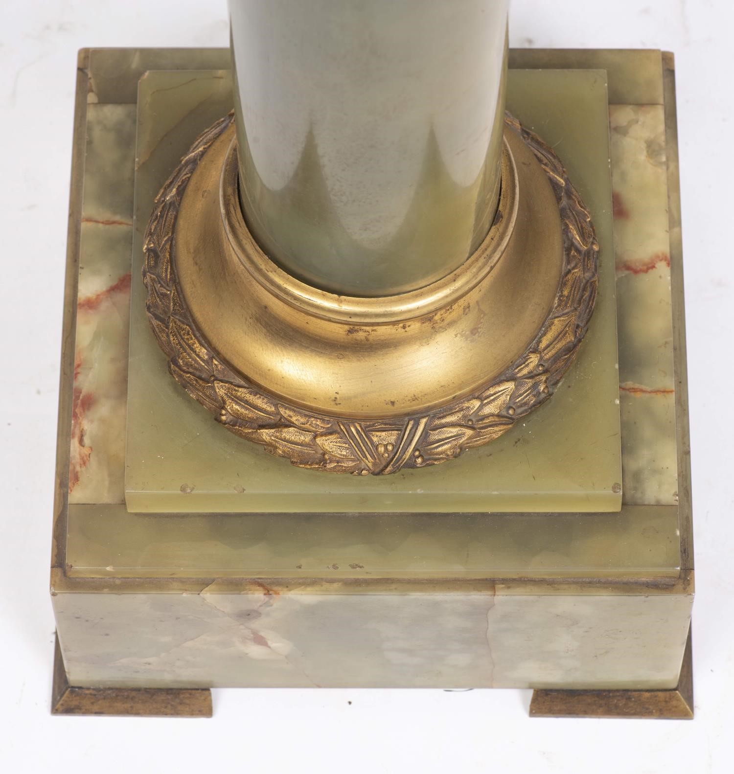 Colonne en onyx vert avec chapiteau et base en bronze doré H. 101.5x28x28 cm - - [...] - Image 3 of 4