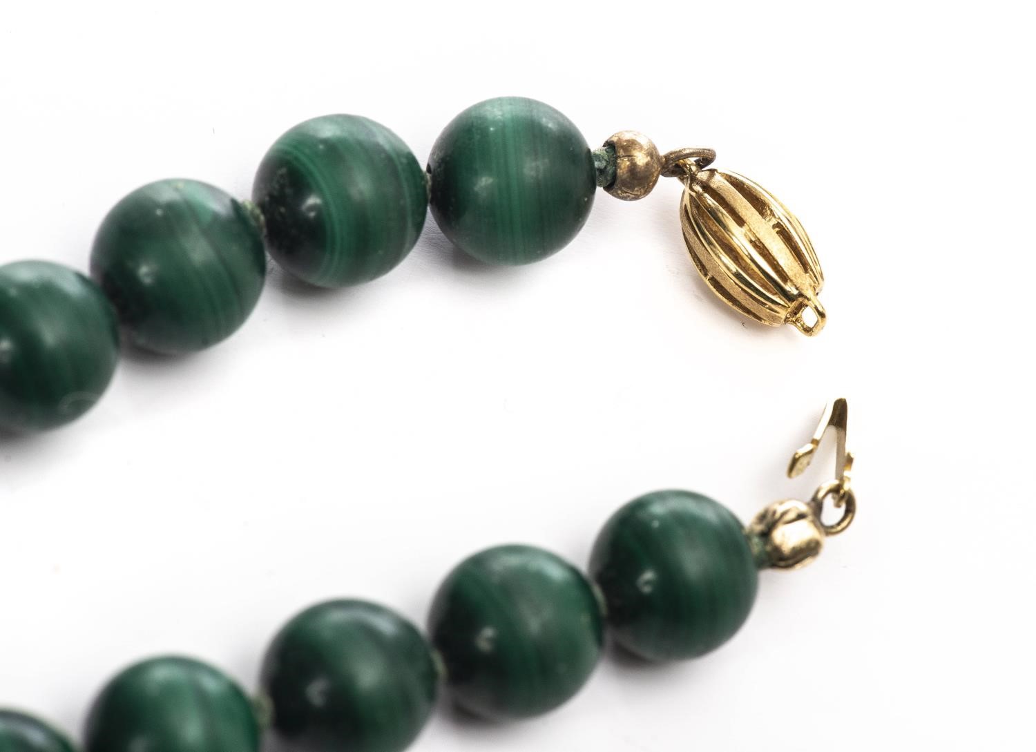 Lot de bijoux en jade et malachite comprenant : - Collier de perles en jade vert [...] - Image 2 of 23